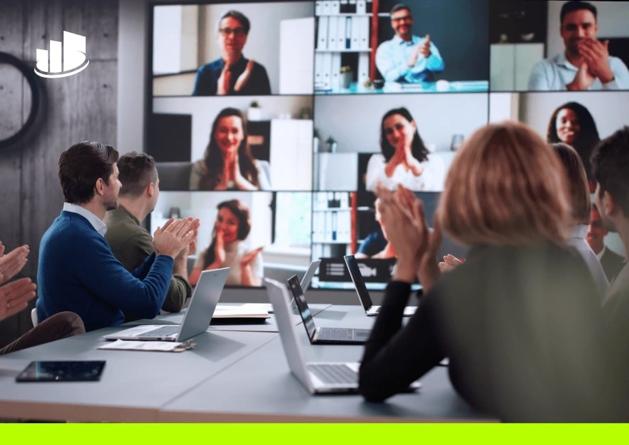 Vidéoconférence hybride avec des équipes à distance et au bureau applaudissant lors d’une réunion virtuelle sur une stratégie de communications unifiées plus intelligente.