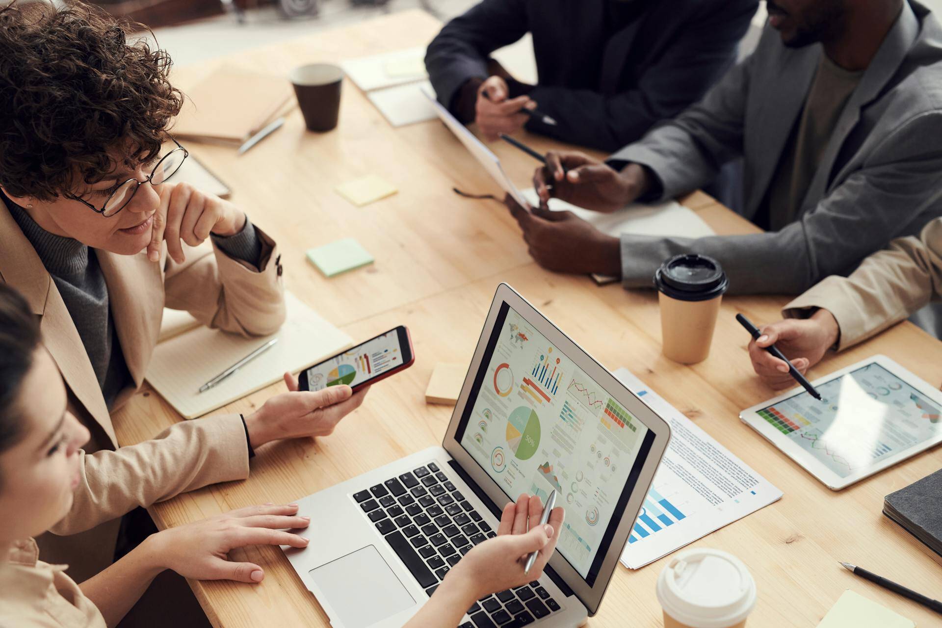 Engagement client. Une équipe qui travaille ensemble pour engager les clients.
