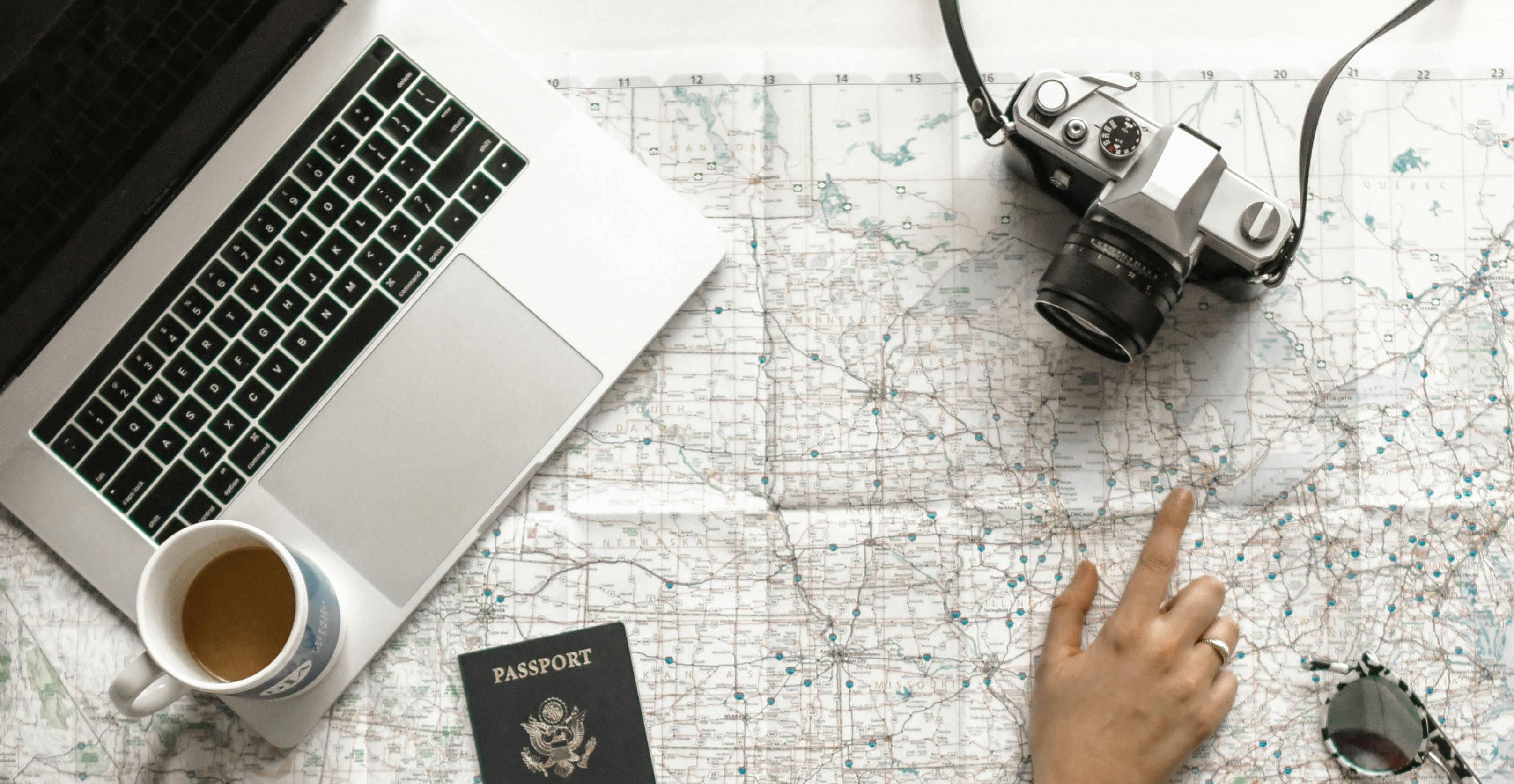Outils de collaboration Cisco. Personne pointant un endroit sur une carte.