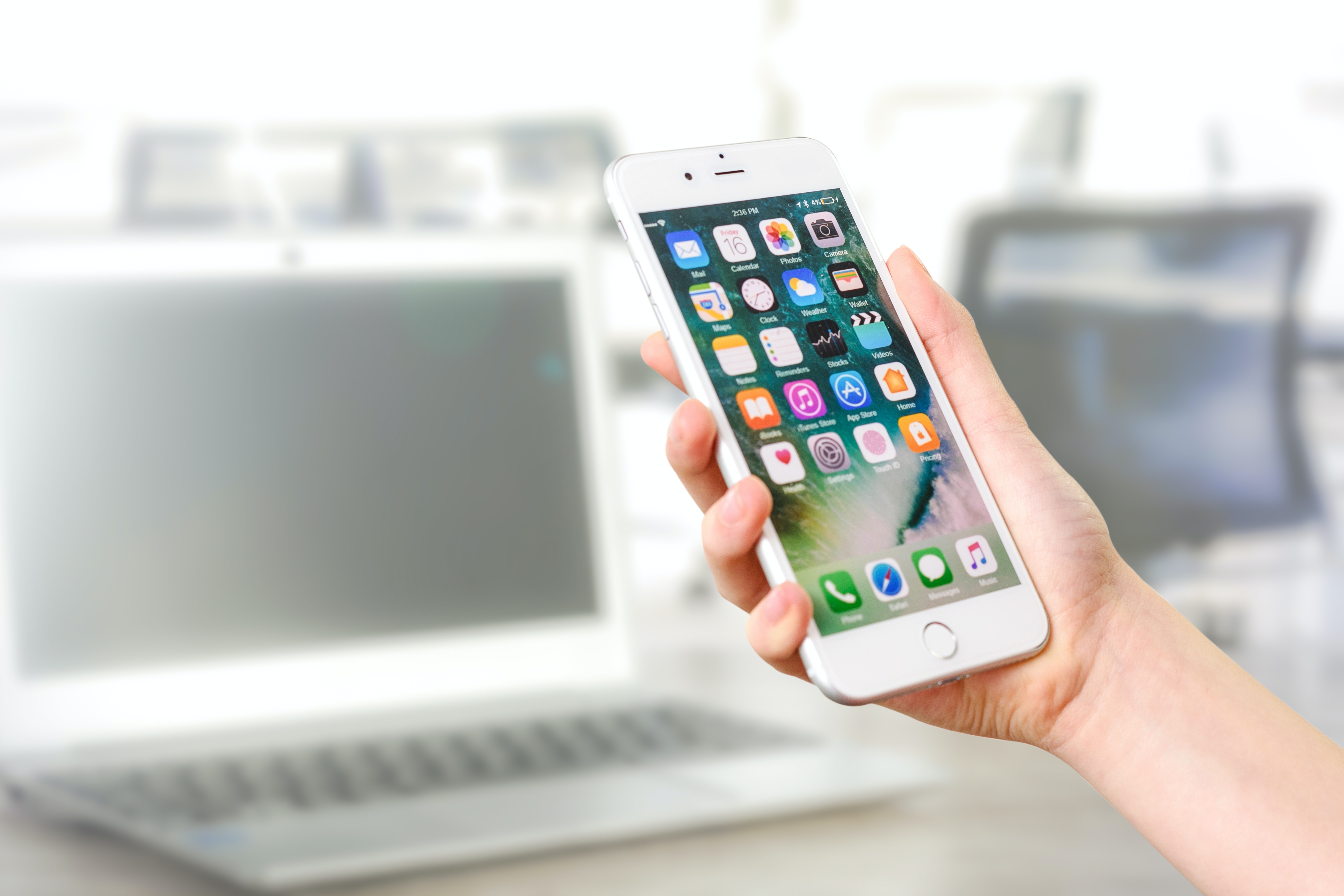 Application Webex. Téléphone avec des applications à l’écran.