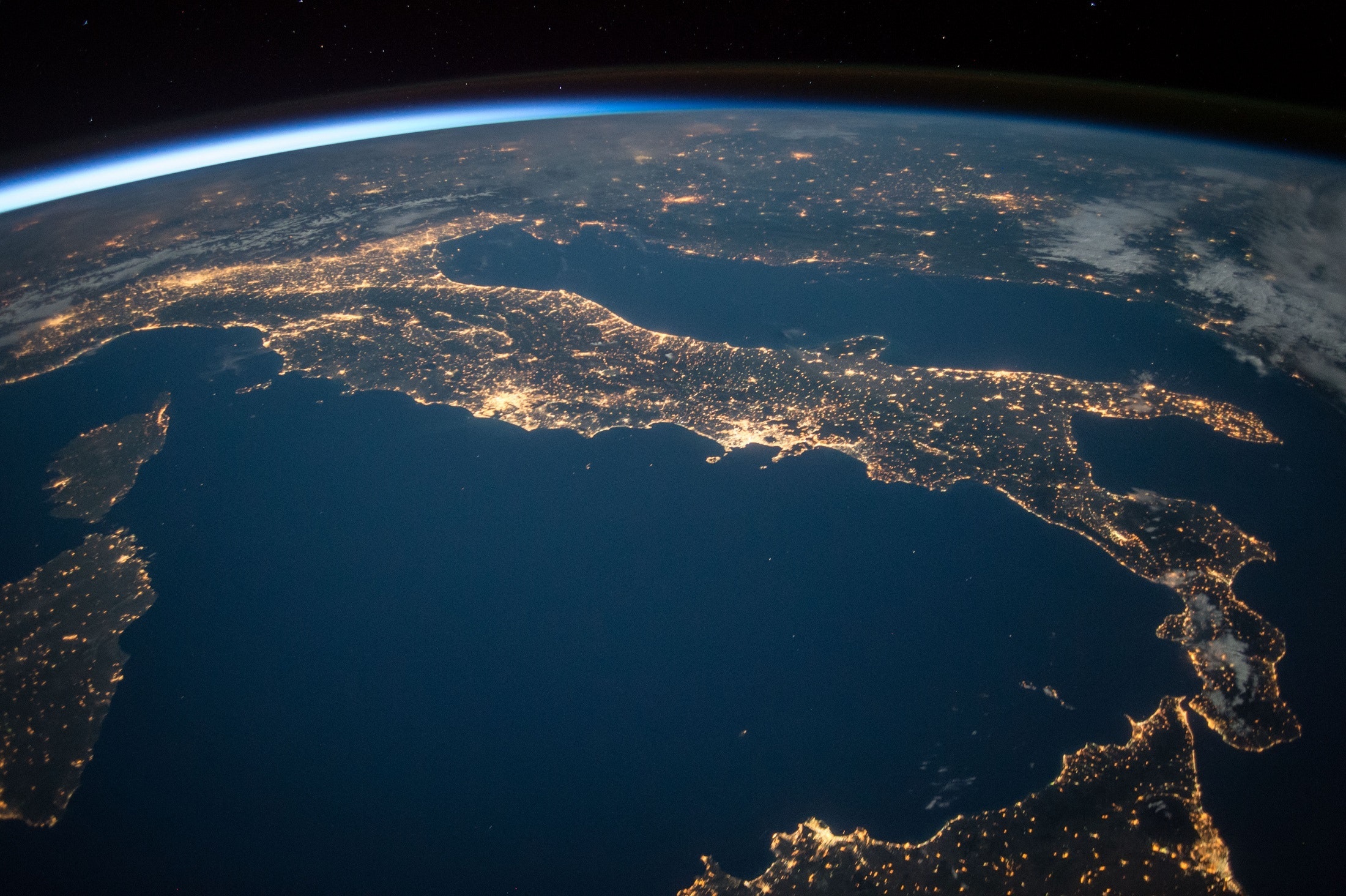 Overcoming the Challenges of Going Global with UCaaS