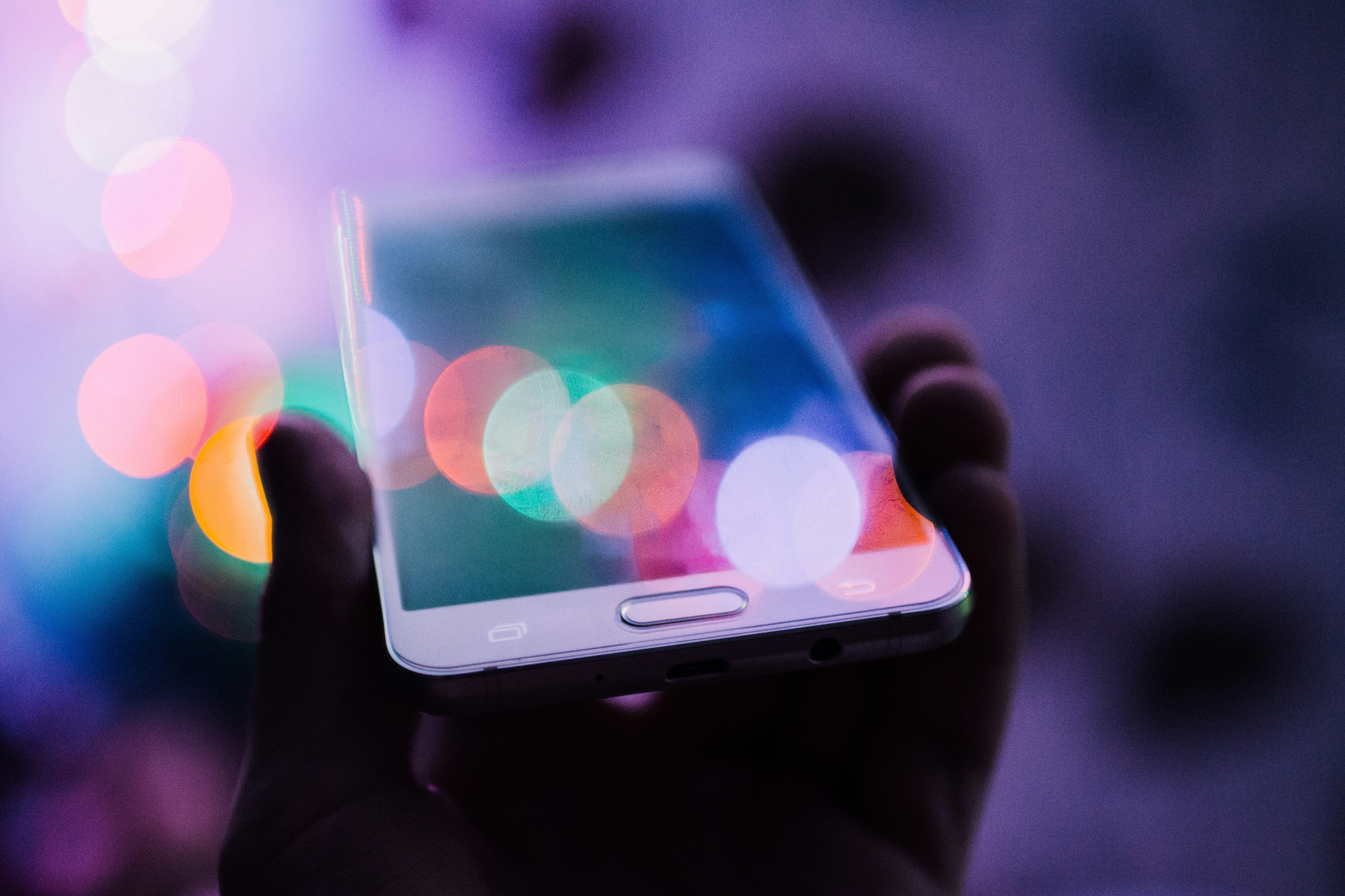 MS Teams Mobile. A person holding a Samsung Galaxy S5 smartphone.